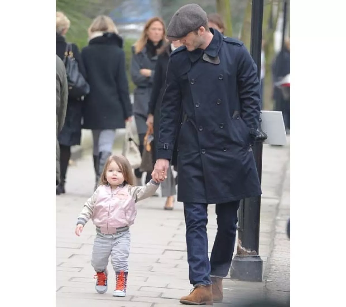 La tierna Harper Seven y David robando miradas en Londres hace unos meses. Son la mejor combinación de padre-hija a la moda.