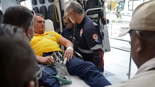 El expresidente brasileño Jair Bolsonaro llega en ambulancia al Hospital Río Grande en Natal, estado de Río Grande del Norte, Brasil, el 11 de abril de 2025.