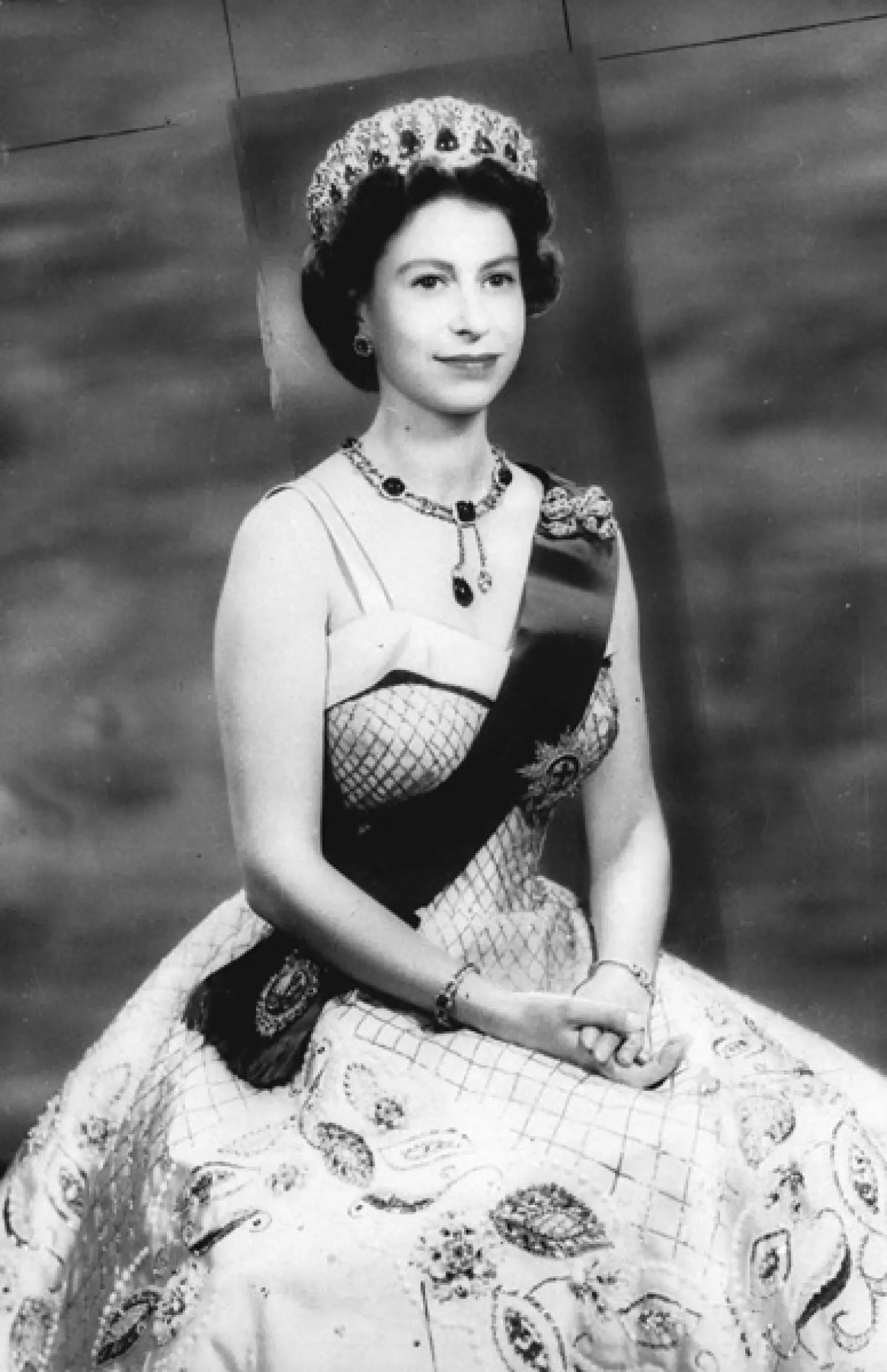 En 1943, a la edad de 16 años, Isabel realizó su primera aparición pública en solitario con la Guardia de Granaderos, de la que había sido nombrada coronel en jefe el año previo.