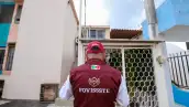 Trabajador de FOVISSSTE frente a vivienda.