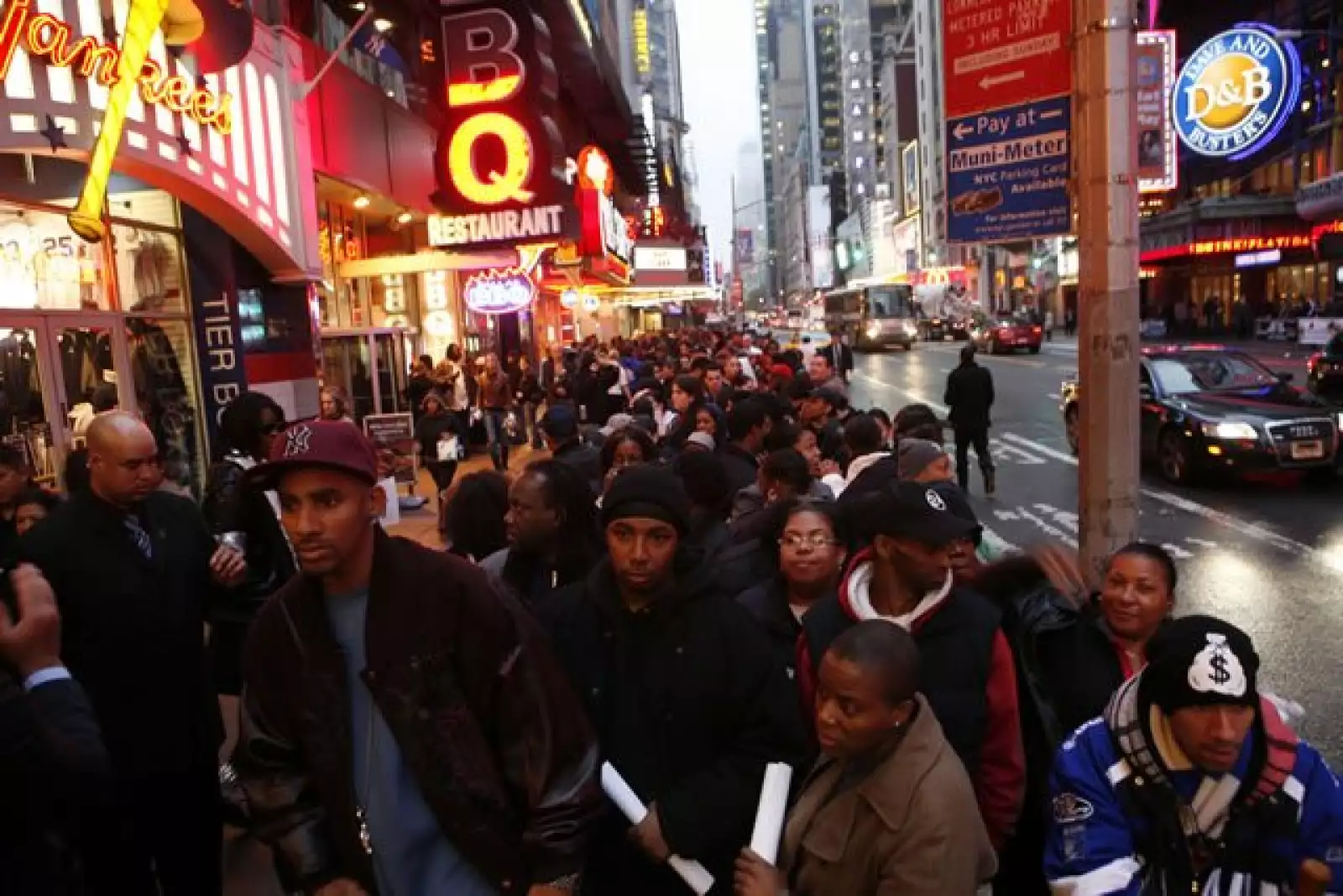 Fans de Michael Jackson en Nueva York esperando entrar al Regal E-Walk el día del estreno de la película Esto es todo.