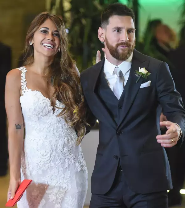Para su boda con Lionel Messi, Antonella Roccuzzo eligió un diseño Rosa Clará.