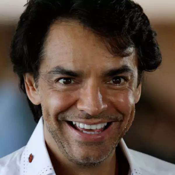 Eugenio Derbez, quien ya se codea con las celebridades hollywoodenses, interpreta a un jardinero que trabaja en la casa de Sandler.