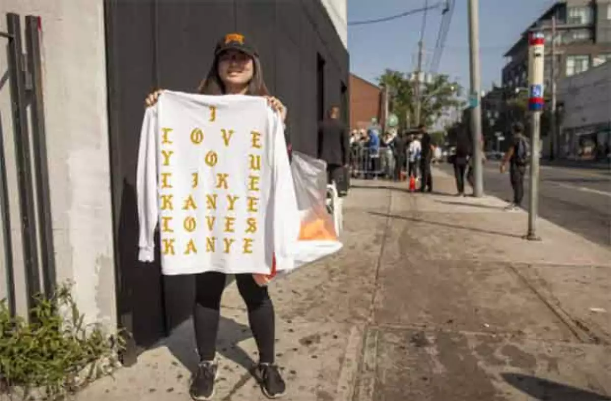 Fan con su playera tras hacer una fila enorme.