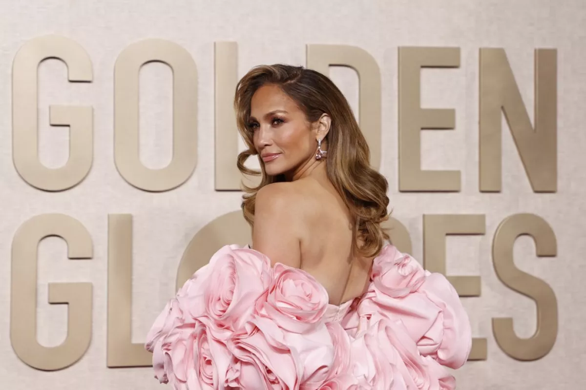 Jennifer Lopez en la alfombra roja de los Golden Globes 2024