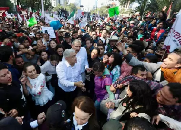 Andrés Manuel López Obrador, Presidente de México, encabezó una marcha por lo que el denominó "cuatro años de la transformación de México". El mandatario arranco en el Ángel de la Independencia rumbo al Zócalo, lo acompañaron Marcelo Ebrard, Adán Augusto López, Claudia Sheinbaum, y su hijo Andrés Manuel López Beltrán