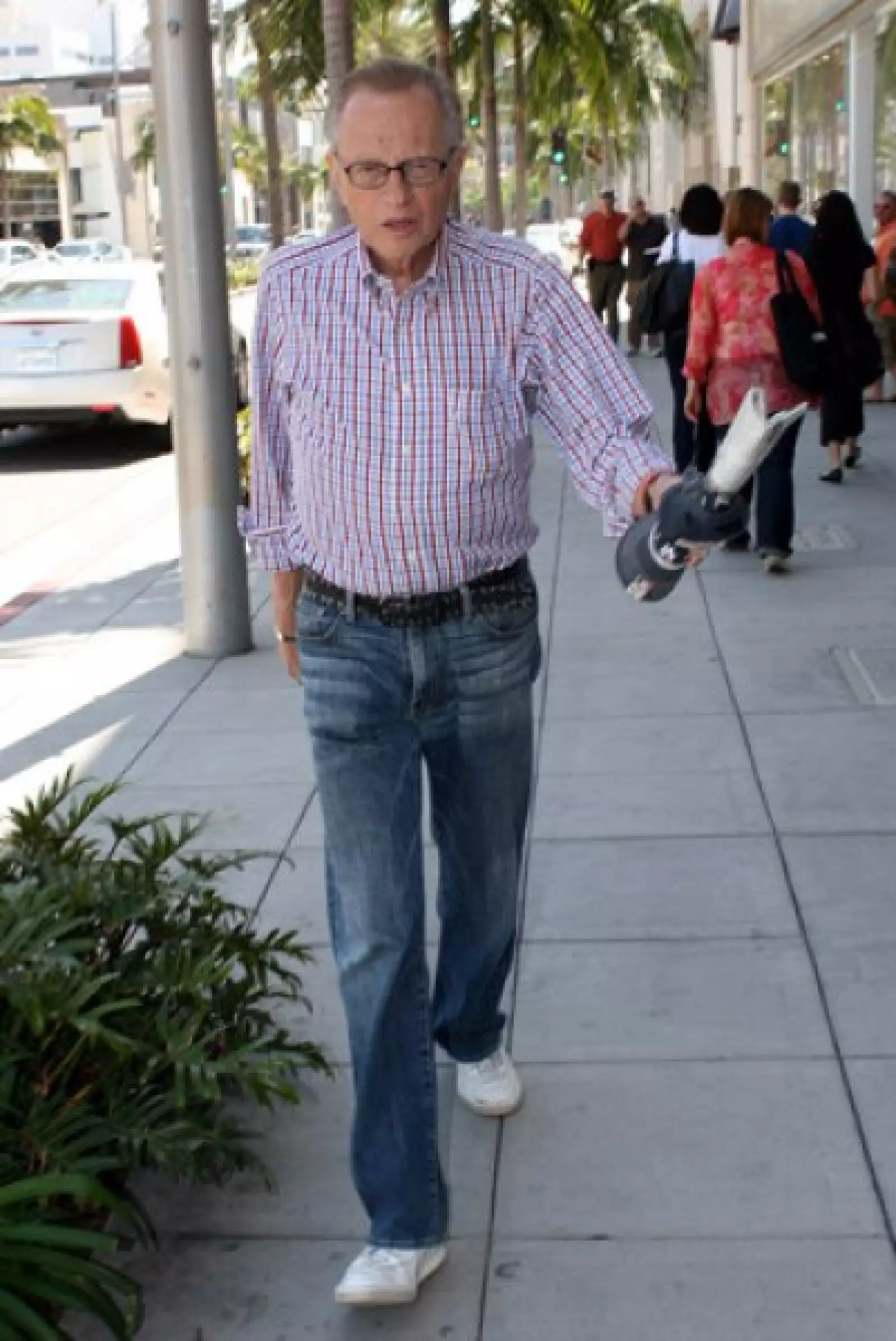 Un tanto pensativo. Muy casual, como es su estilo, Larry King fue sorprendido caminando en Beverly Hills, California.