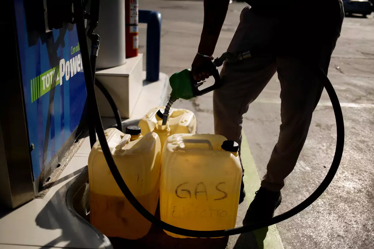 (Un hombre llena contenedores de gasolina en Ciudad Juárez)