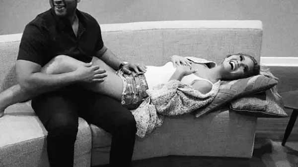 Aunque habían tenido problemas para tener hijos, el cantante y la modelo finalmente anunciaron que tendrán a su primer bebé juntos.