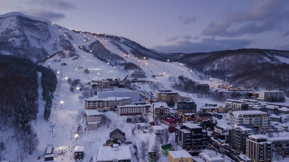 Niseko, Japón, es uno de los destinos favoritos para esquiar y deportes de invierno. 