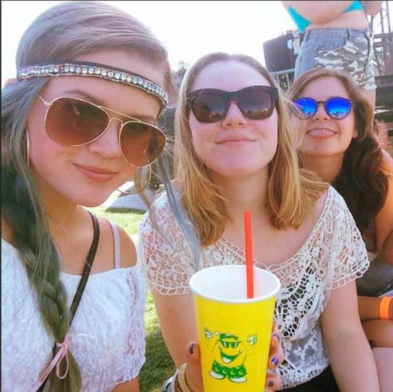 Ava junto a sus amigas en el Festival de Coachella.