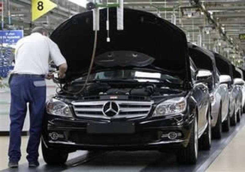 Daimler obtuvo ganancias de 140,000 millones de dólares en 2008, pero está pasando un momento difícil. (Foto: AP)