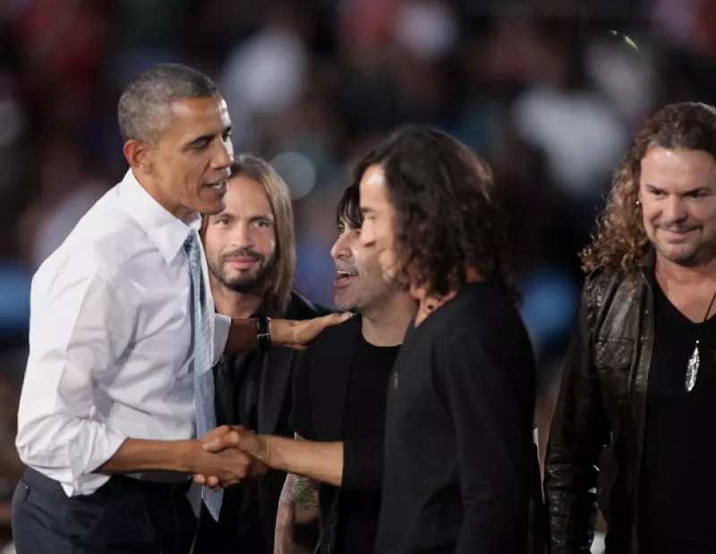 El cuarteto ofreció un concierto gratuito en Las Vegas para apoyar la reelección del presidente actual de Estados Unidos, tanto la banda como Barack se mostraron felices y efusivos.