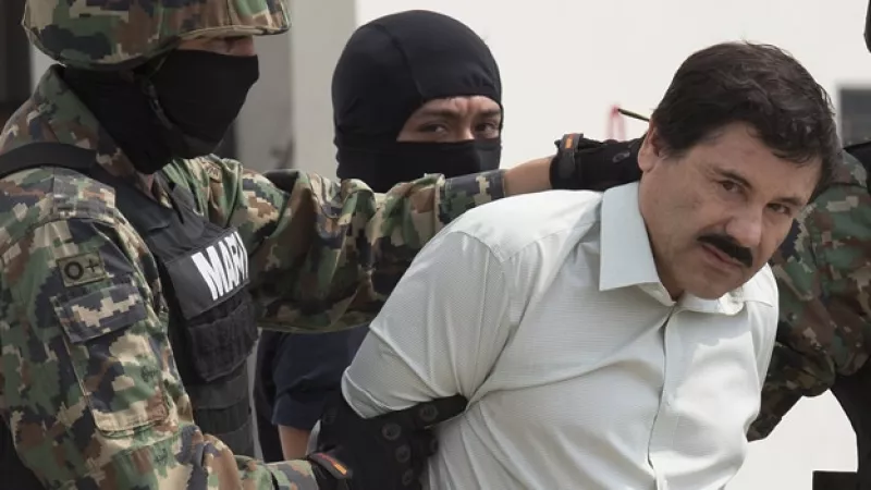 La fuga de "El Chapo" a México y a EEUU de cabeza y nosotros tenemos mucho que decir al respecto. Además nos despedimos de Joan Sebastian recordándolo y hablamos de lo más visto en la semana.