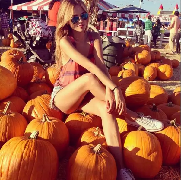 Eiza posó sobre algunas calabazas en esta tradicional época.
