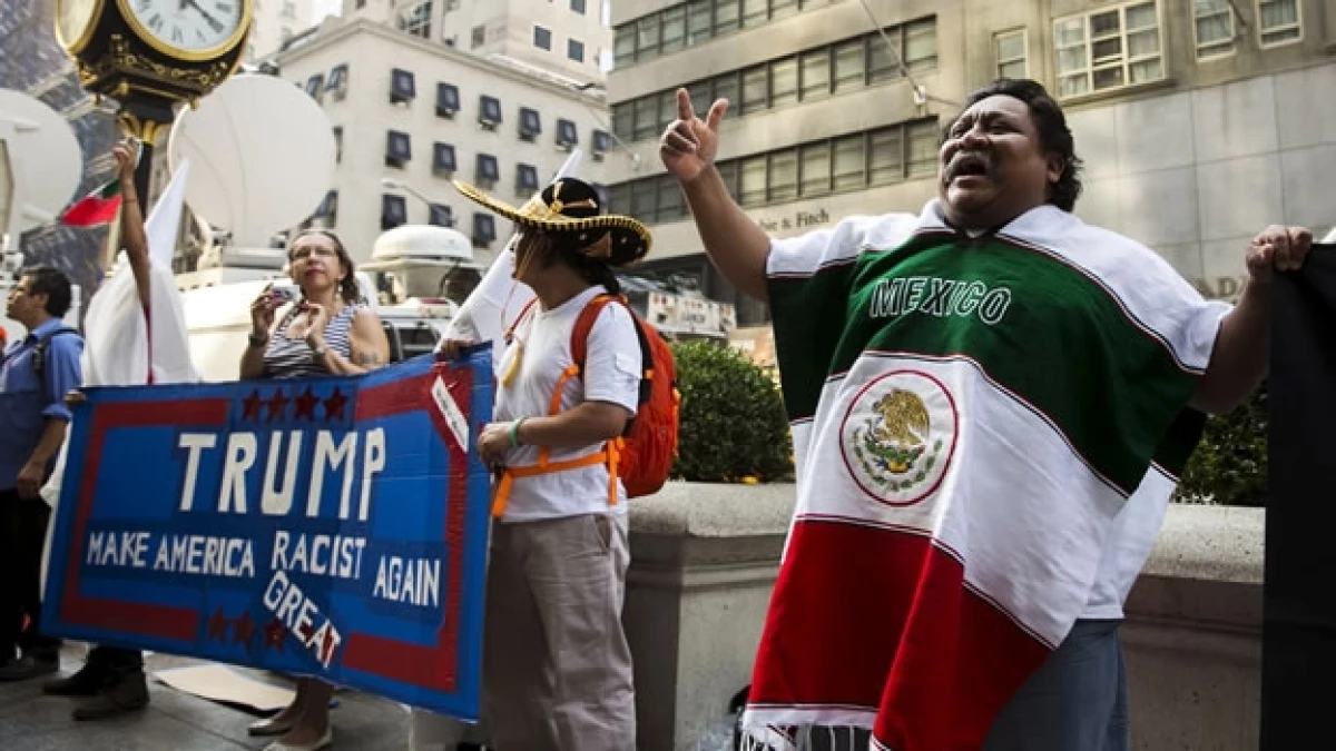 Un grupo de personas que protestó contra los comentarios hacia los inmigrantes que ha hecho Donald Trump