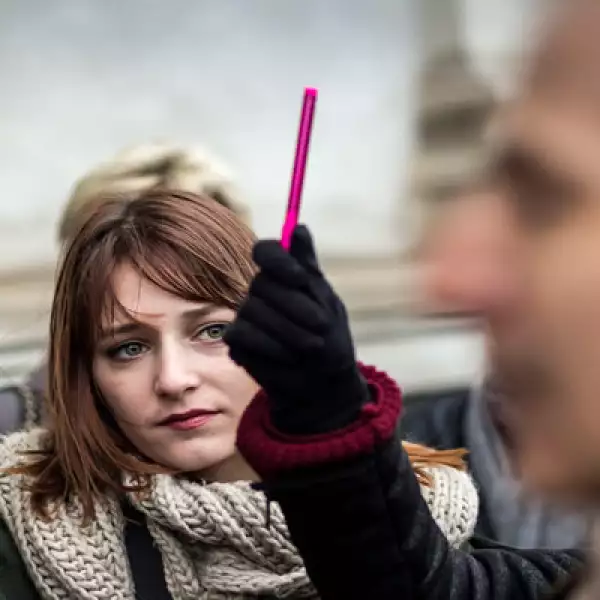 Las personas levantaron bolígrafos y guardaron un minuto de silencio en la ciudad de Copenhagen.
