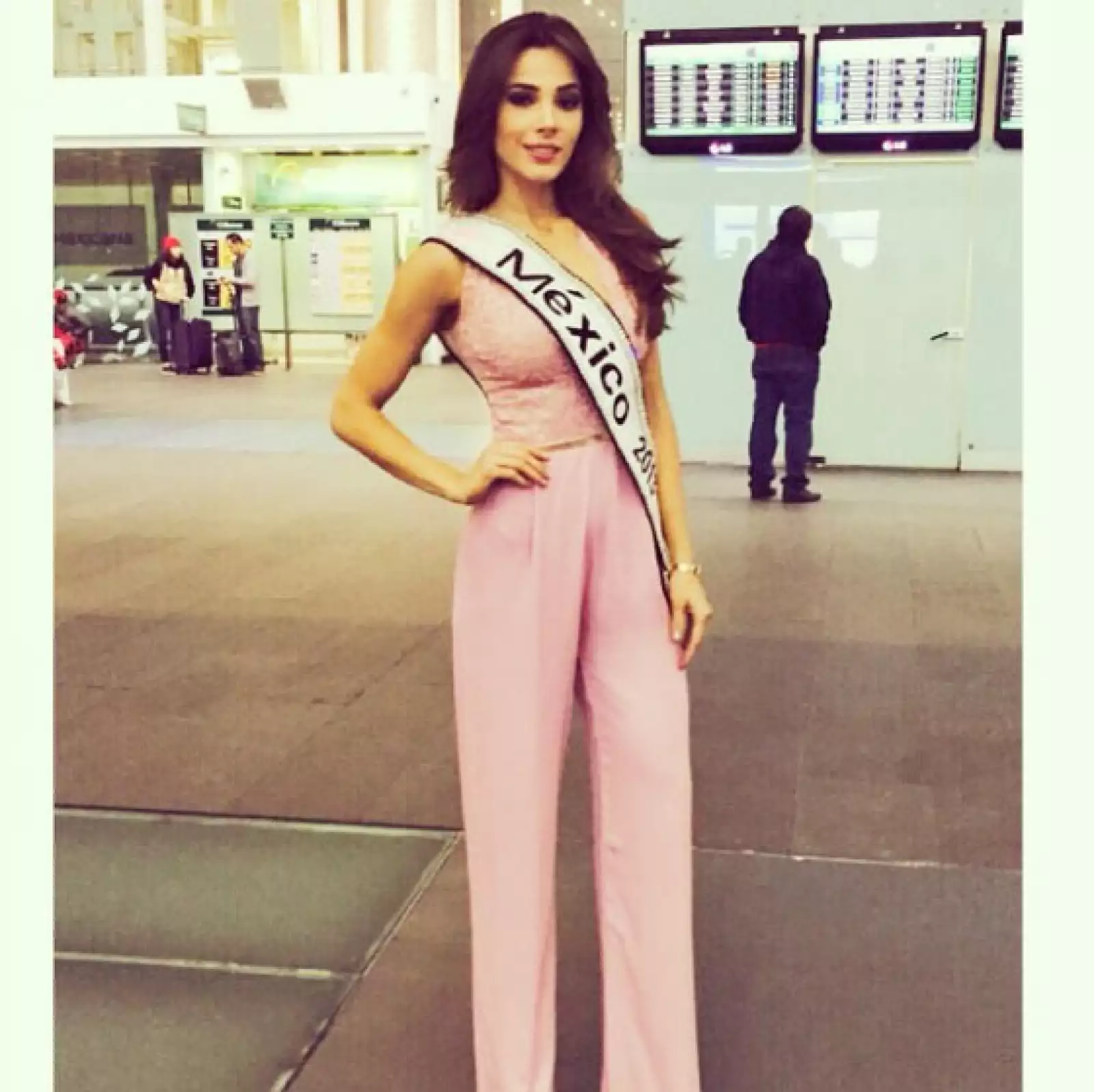 En rosa total, así se despidió de México y agradeció por el apoyo y los buenos deseos de cara al concurso.