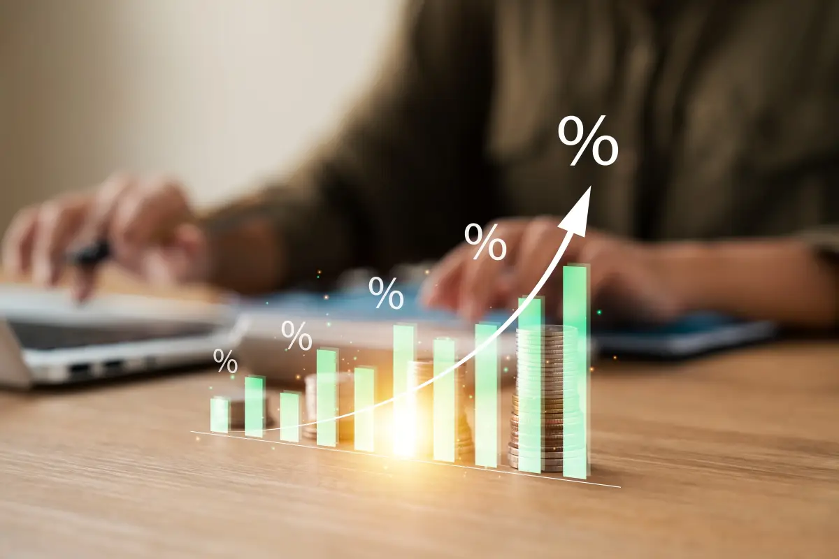 Concepto de tipo de interés y dividendo. Cálculo de los retornos de inversión con símbolo porcentual y flecha hacia arriba, rendimiento de acciones y fondos mutuos, inversión a largo plazo para la jubilación.
