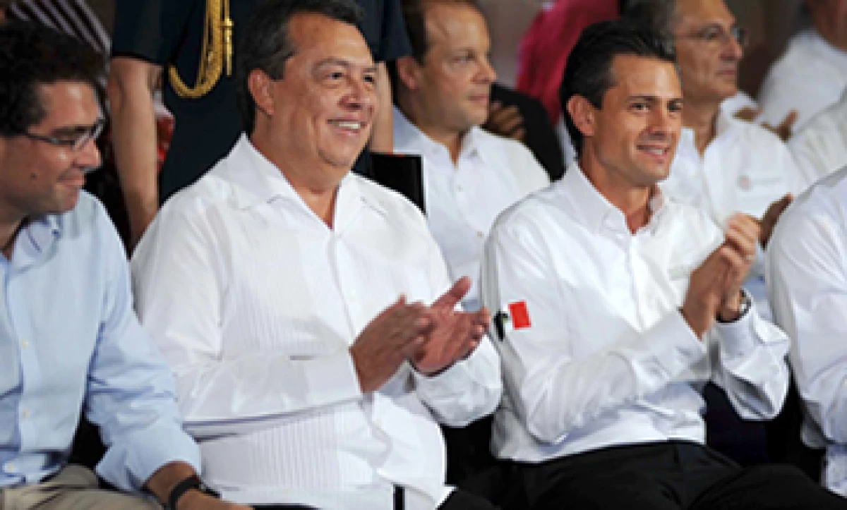 El presidente estuvo acompañado del gobernador Ángel Aguirre (c) y del legislador Armando Ríos Piter (i). (Foto: Notimex)