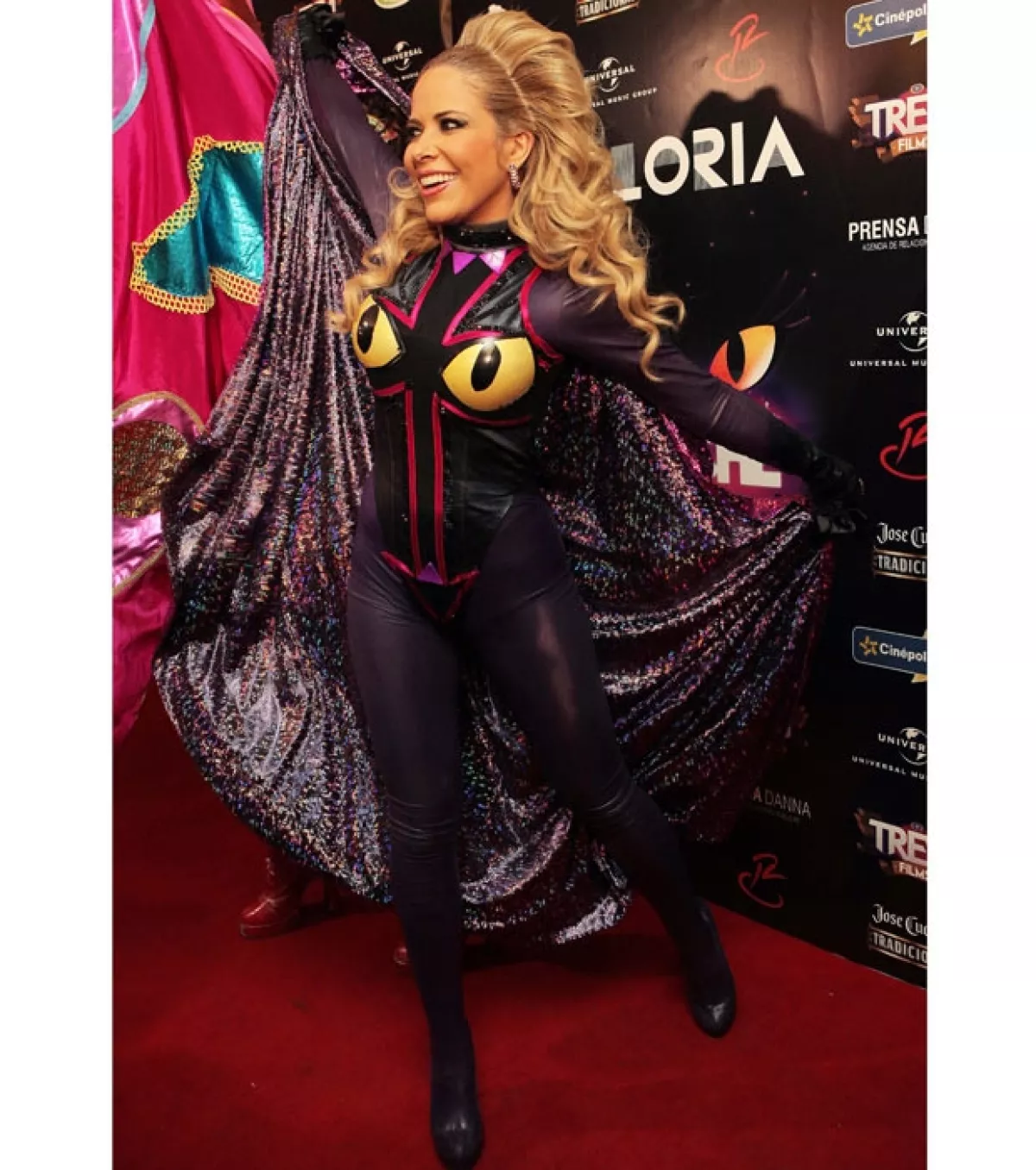Gloria Trevi le dio vuelo a su imaginación con este concepto en su video.