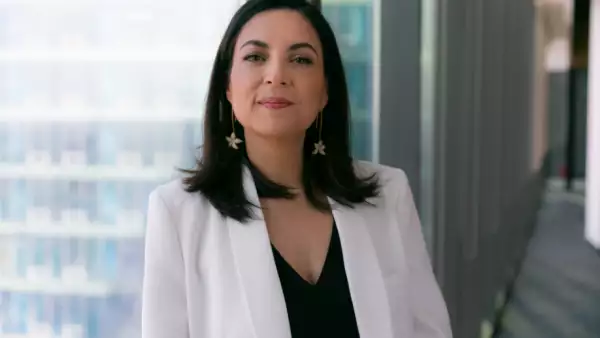 Blanca Juti en primer plano, posando al interior de las oficinas de L'Oréal en México.