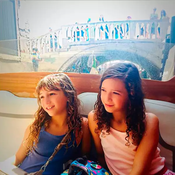 Orgullosa de sus hijas, Andrea posteó esta imagen. #BFF Amigas Para Siempre Hermanas Amor Eterno #MíaYNina #BucketList, posteó al pie de la imagen.