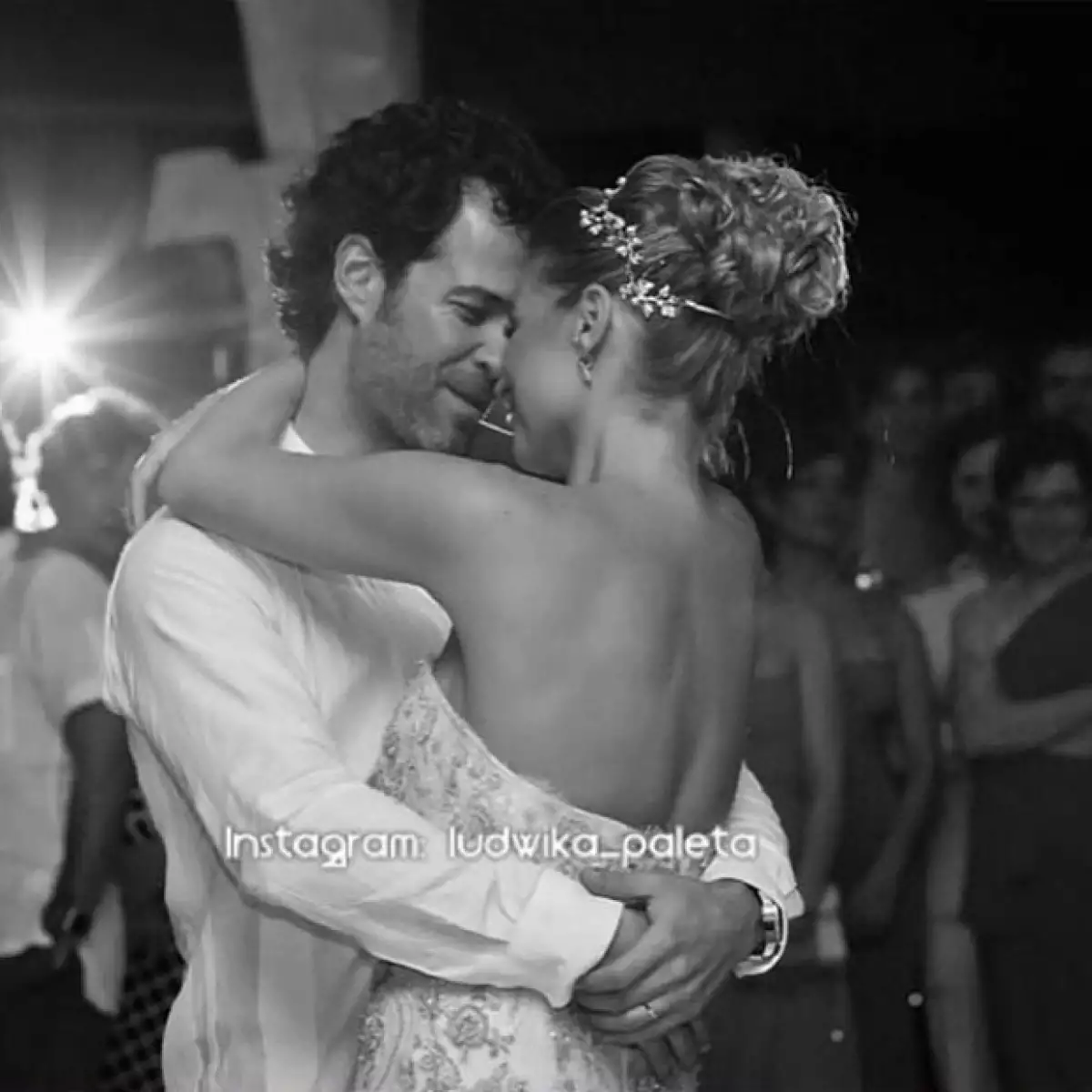 El día de hoy, la actriz mexicana y su esposo Emiliano Salinas cumplen dos años de matrimonio, por lo que ella lo celebró con una memorable imagen del día en que se casaron.