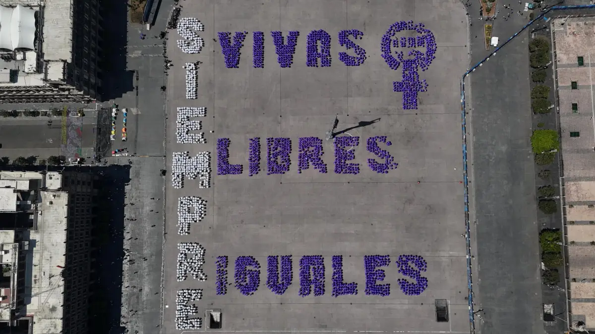 8M: Mujeres mandan mensaje en el Zócalo de la Ciudad de México