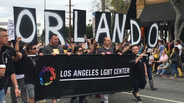 El domingo se realizó el desfile del Orgullo Gay en Los Ángeles, California, con un refuerzo en el dispositivo de seguridad. El contingente avanzó luego de un minuto de silencio.