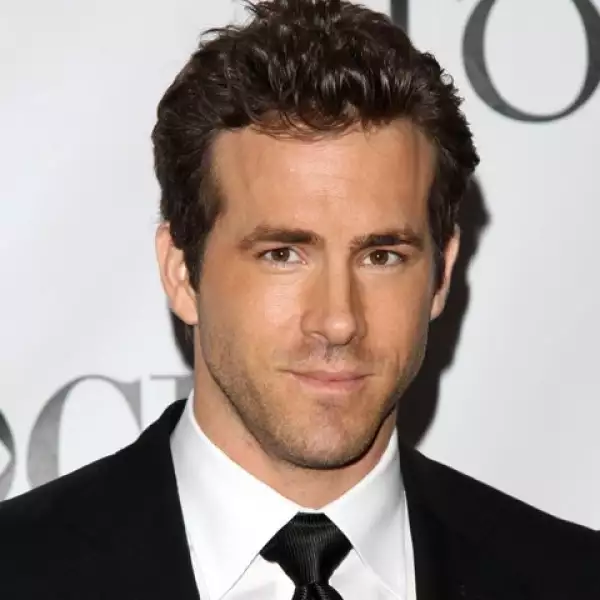 RYAN REYNOLDS. Este guapo galán canadiense tiene 34 años y ha actuado tanto en series, entre ellas `Two Guys, a Girl and a Pizza Place´, y en películas como `X-Men Origins: Wolverine´. Es el esposo de la sexy actriz Scarlett Johansson.