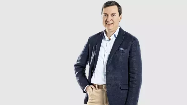 Juan Francisco Fernández trabaja por mejorar los servicios financieros del sector popular.