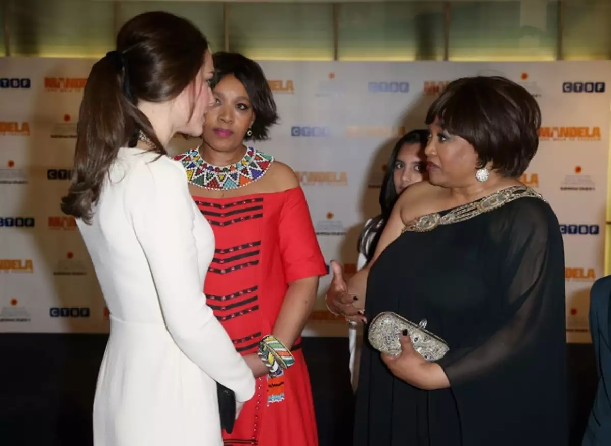 Minutos antes de que se diera a conocer la muerte de Mandela, Kate convivió con la hija del líder Zindzi Mandela.