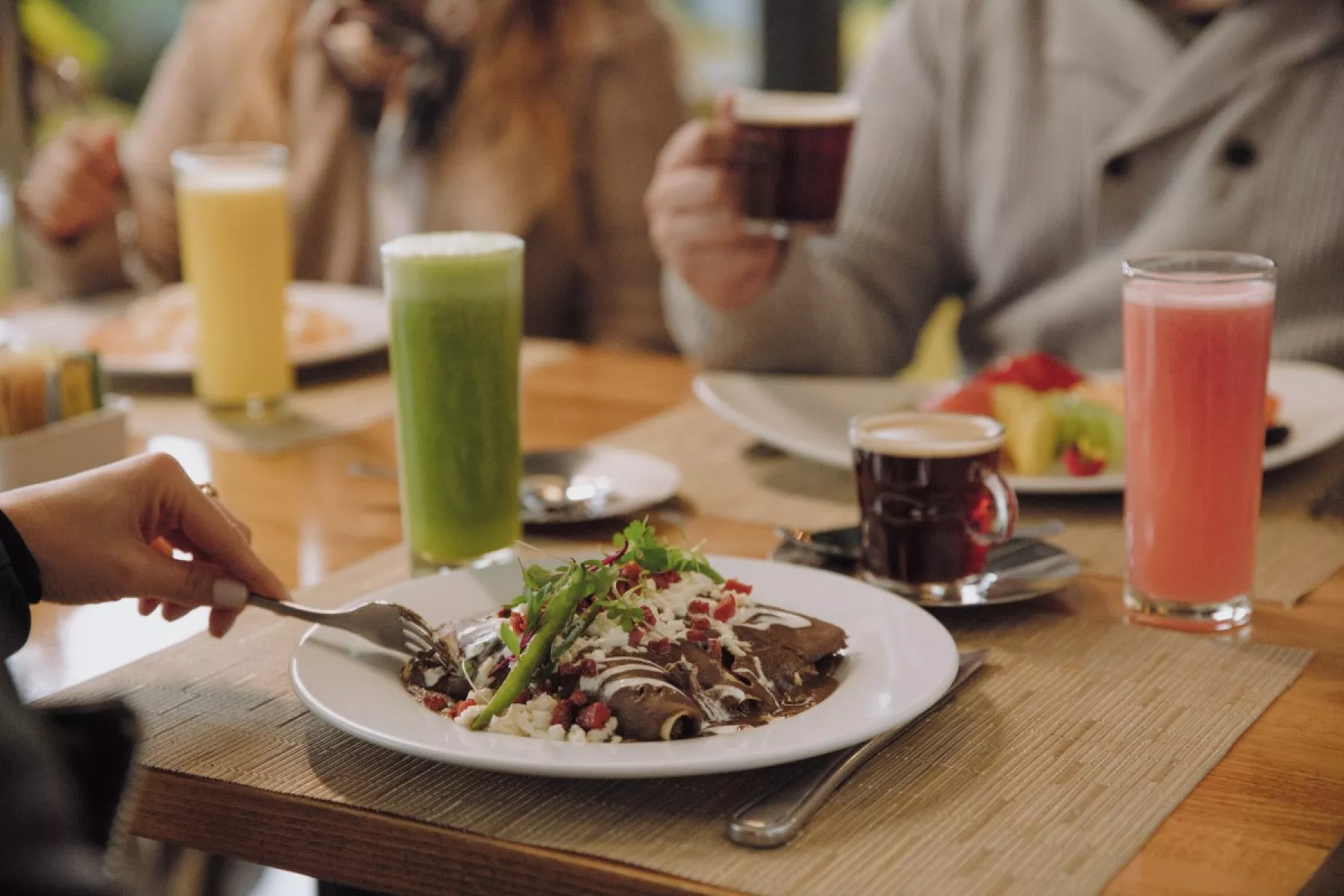 Una mesa servida con el desayuno, incluye jugos, enmoladas y café. Parque Plaza Satélite, Carnaval de Sabores