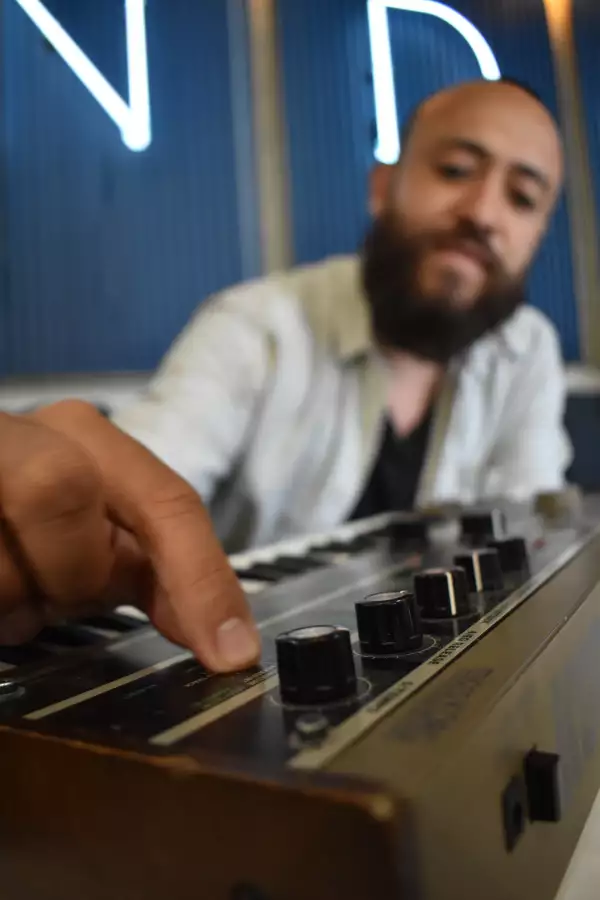 Christian Balderas mostrando un oscilador en un sintetizador marca Korg. 