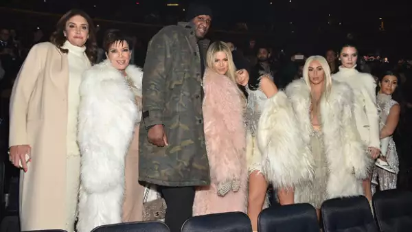 La modelo y su papá eligieron usar el mismo diseño de la presentación de la nueva colección de Kanye West en New York Fashion Week.