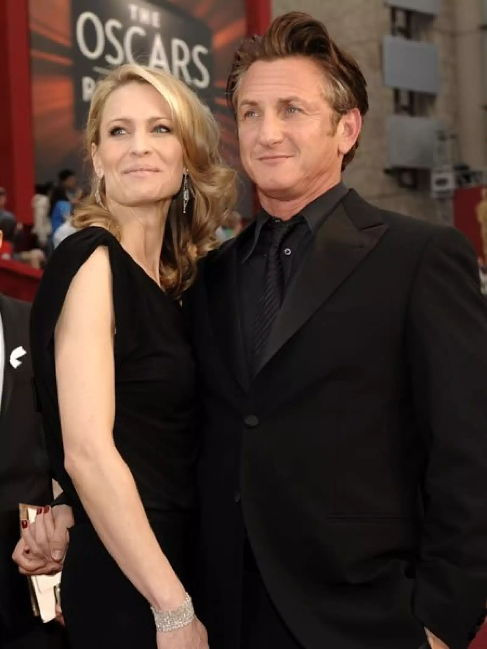 Sean Penn y Robin Wright Penn tienden a anunciar sus planes de divorcio a los medios, después arrepentirse y después vuelven a hacerlo. La última vez, fue Robin quien pidió el divorcio, el pasado agosto, y aún no se han reconciliado.