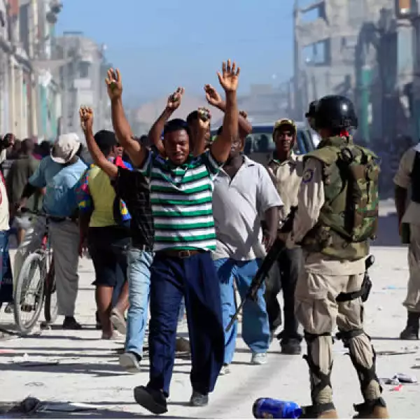 La policía haitiana arresta a sospechosos de saqueo en las calles de Puerto Príncipe. Autoridades hacen rondas para evitar la rapiña, que podría transformarse en una ola de violencia generalizada.