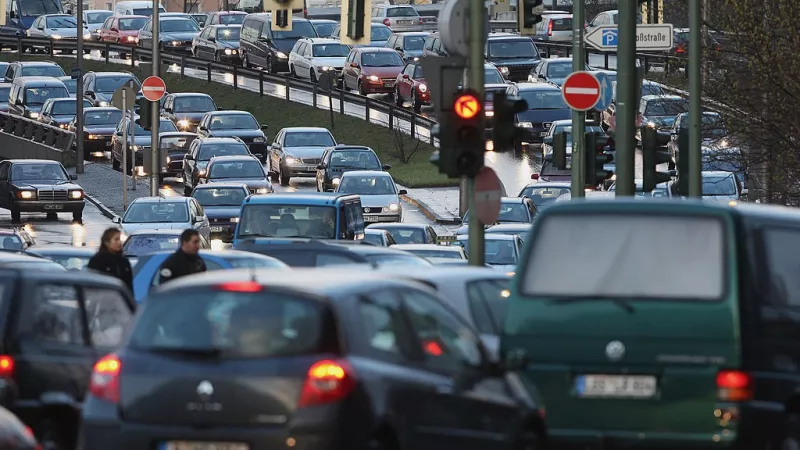 Una vista muestra el tráfico en una carretera durante una huelga nacional convocada por el sindicato alemán Verdi por una disputa salarial en Múnich, Alemania, el 27 de marzo de 2023.