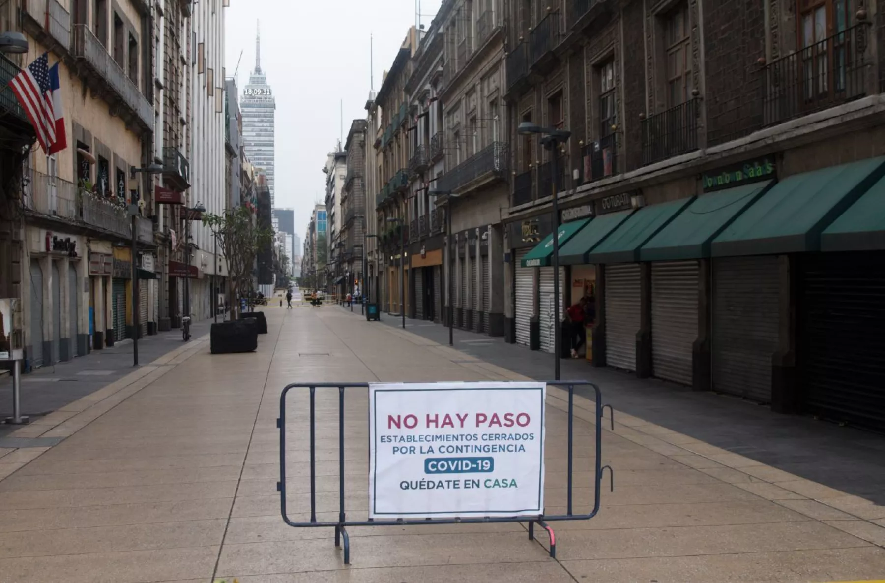 El Gobierno de la Ciudad de México cerró el acceso a la calle peatonal Francisco I. Madero, en el Centro Histórico, para evitar un conglomerado de personas en las plazas que ya se encuentran cerradas