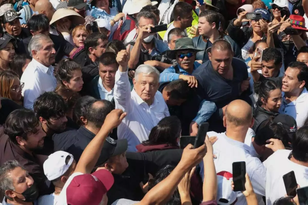 Andrés Manuel López Obrador, Presidente de México, encabezó una marcha por lo que el denominó "cuatro años de la transformación de México". El mandatario arranco en el Ángel de la Independencia rumbo al Zócalo, lo acompañaron Marcelo Ebrard, Adán Augusto López, Claudia Sheinbaum, y su hijo Andrés Manuel López Beltrán