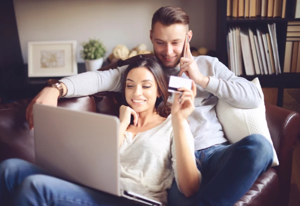 Una pareja está comprando en línea desde la comodidad de su casa, ellos pueden aprovechar El Fin Irresistible