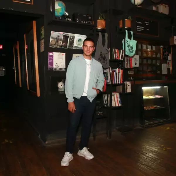 PREMIER COMO SOBREVIVIR SOLTERO