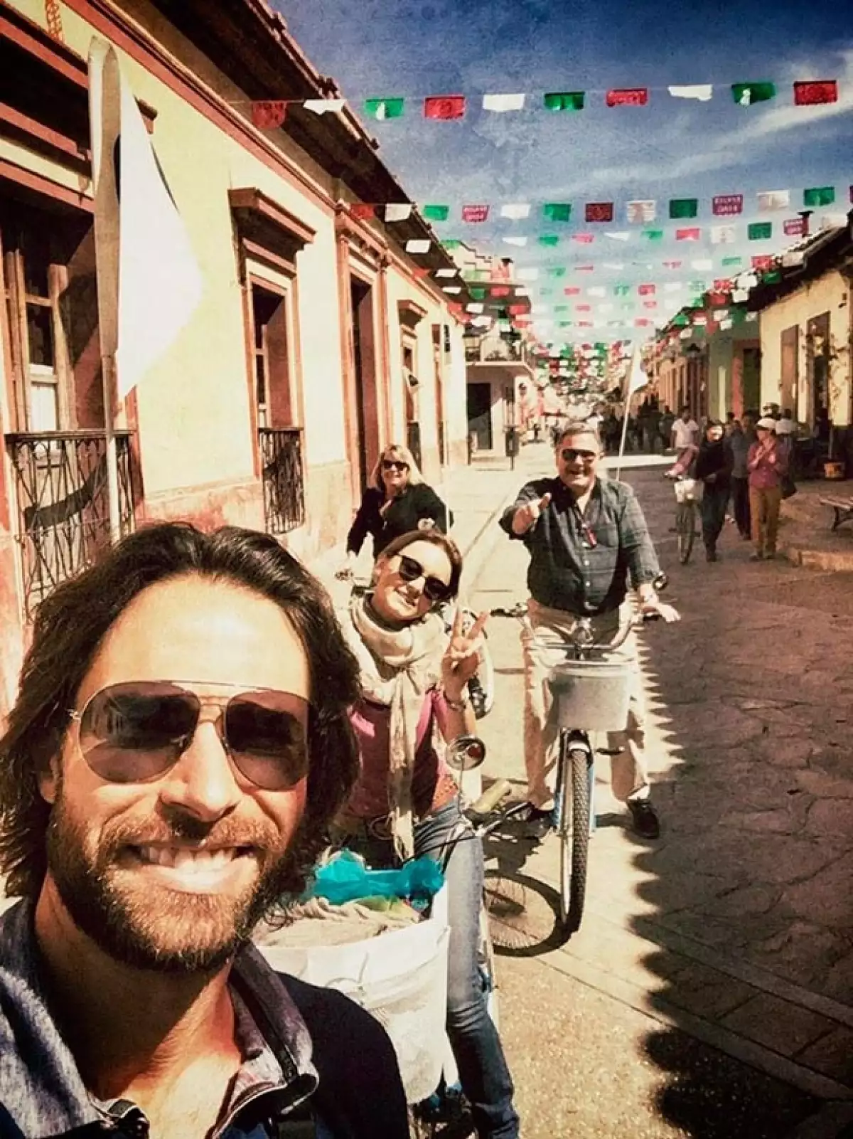La pareja disfrutó de un paseo con los papás del actor.
