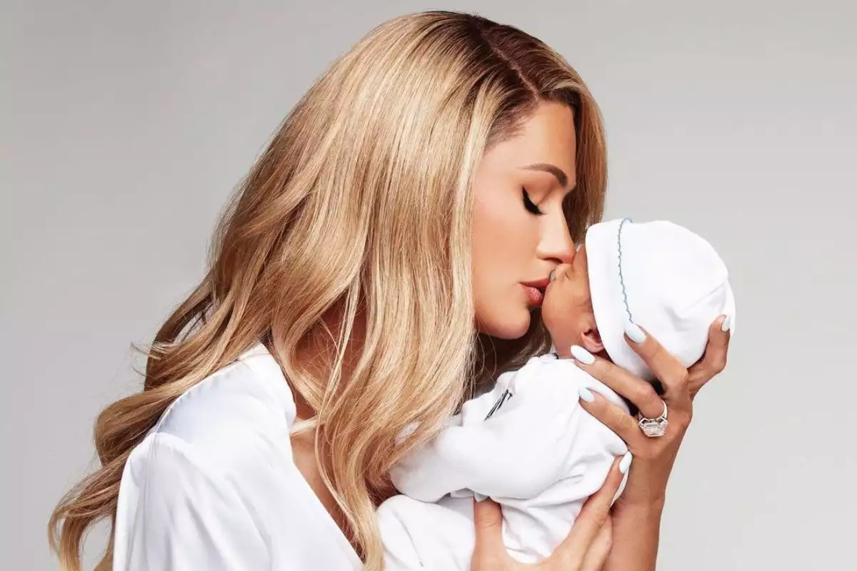 Paris Hilton sosteniendo a su bebé Phoenix Hilton Reum