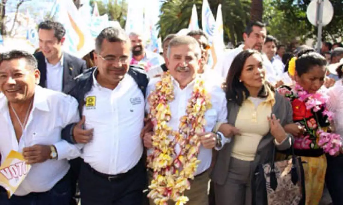 El expriista se registró como candidato a la gubernatura de Oaxaca por la coalición Con Rumbo y Estabilidad para Oaxaca. (Foto: Carlos Hernández )
