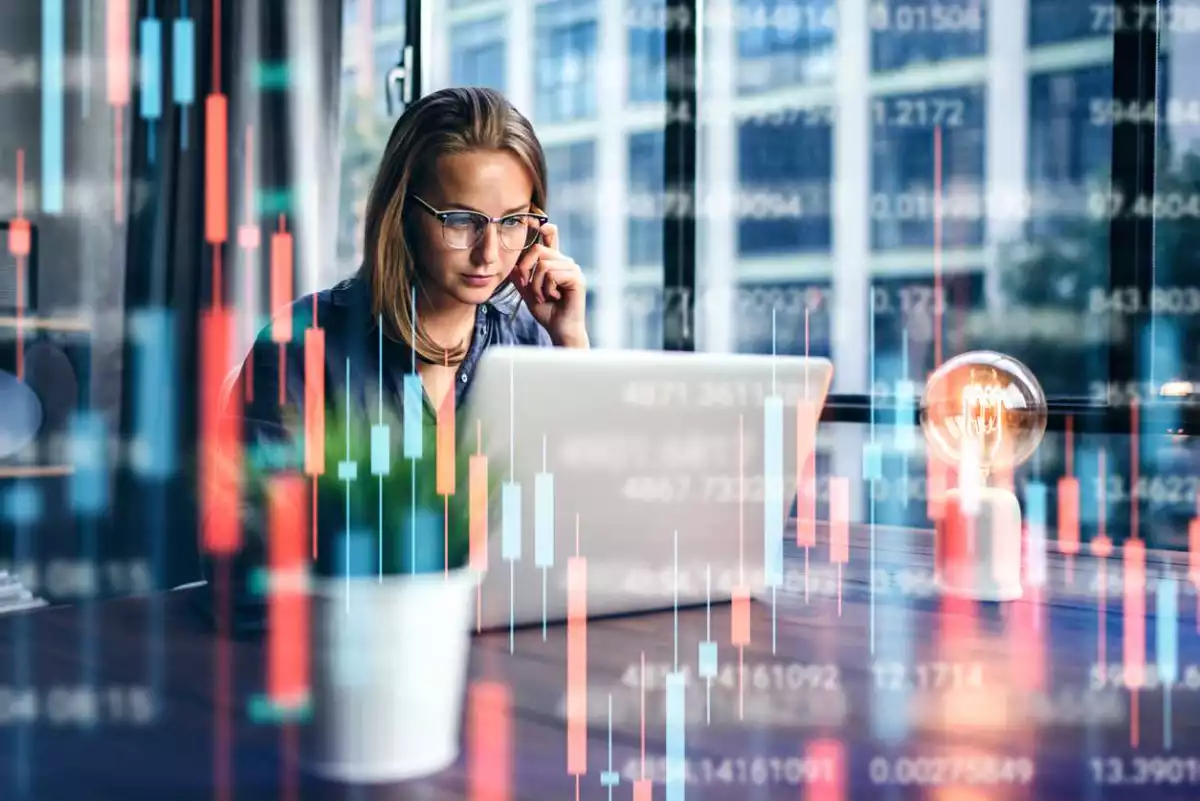 Inversiones con aroma de mujer: ¿por qué ellas invierten mejor que los hombres?