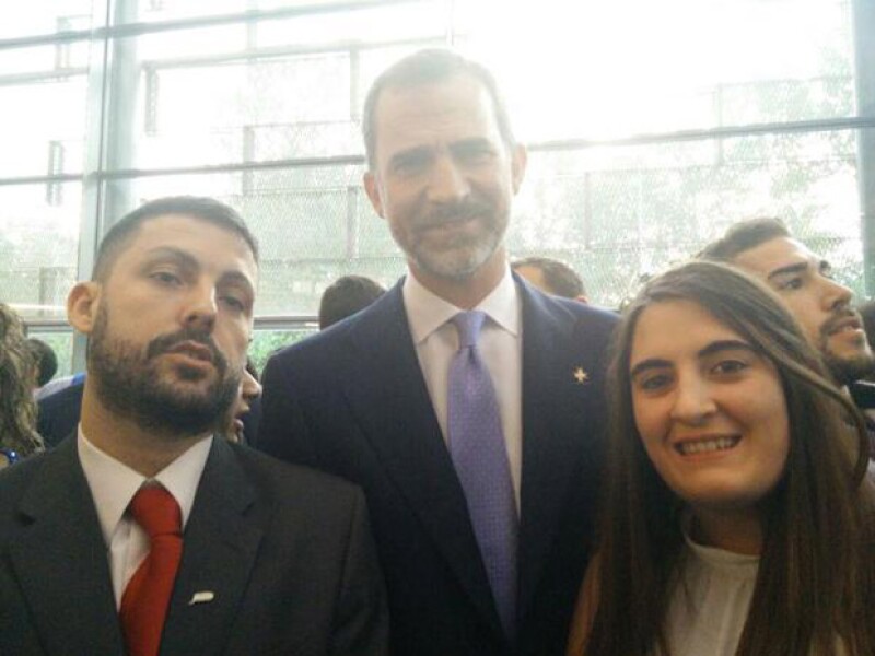 Muy sonriente y accesible, así se mostró el rey de España, quien junto con su esposa, llegará el domingo a México.