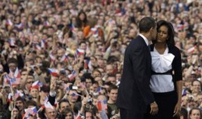 La primera dama de Estados Unidos quedó prendada de la capital checa, en donde jóvenes y turistas coreaban "¡Obama, Obama!"