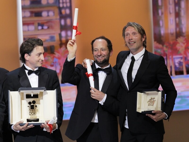 Benh Zeitlin, el director Carlos Reygadas y el actor Mads Mikkelsen con sus respectivos premios.